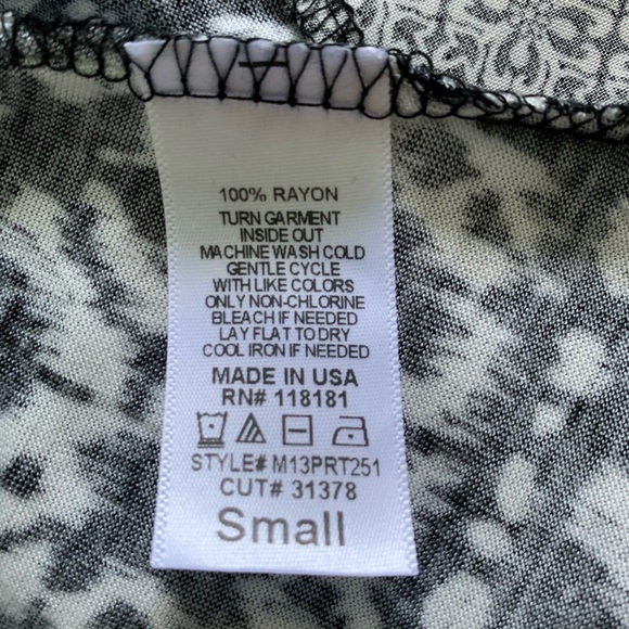 B.L.U.E. Black/White Print Sleeveless V-Neck Top-S - Picture 9 of 10